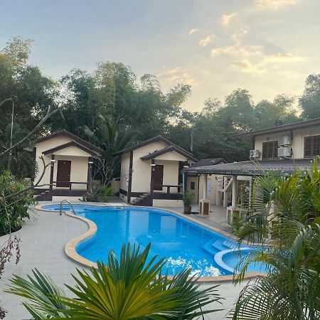 Sunray Guesthouse สุนันท์บ้านพักริมคลอง Uthai Thani Exterior photo