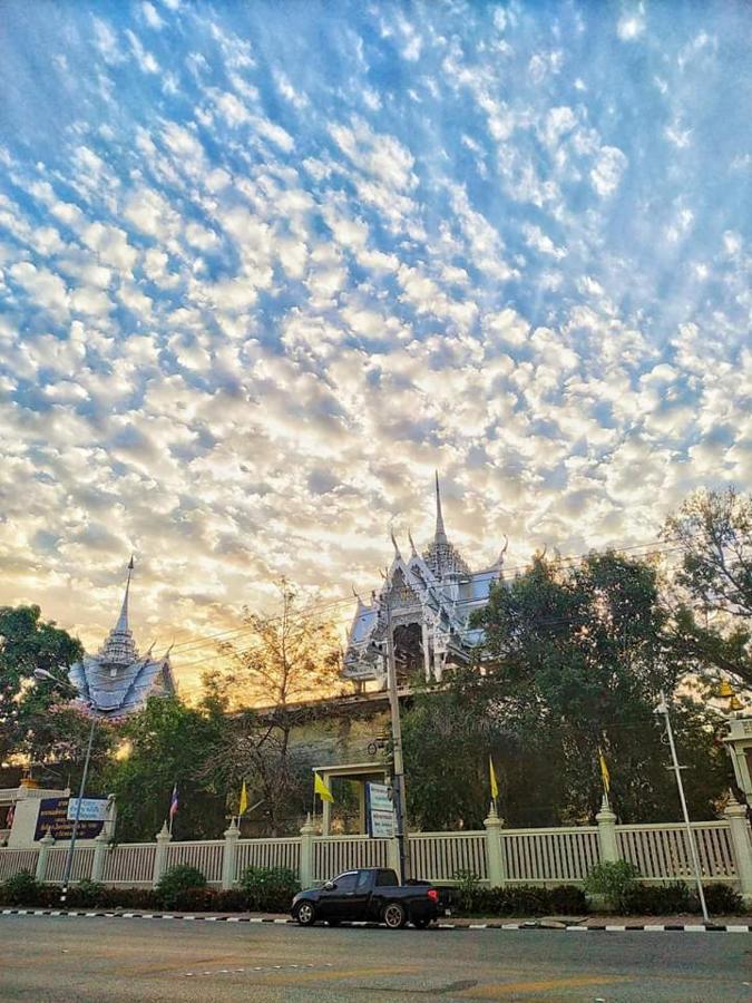Sunray Guesthouse สุนันท์บ้านพักริมคลอง Uthai Thani Exterior photo