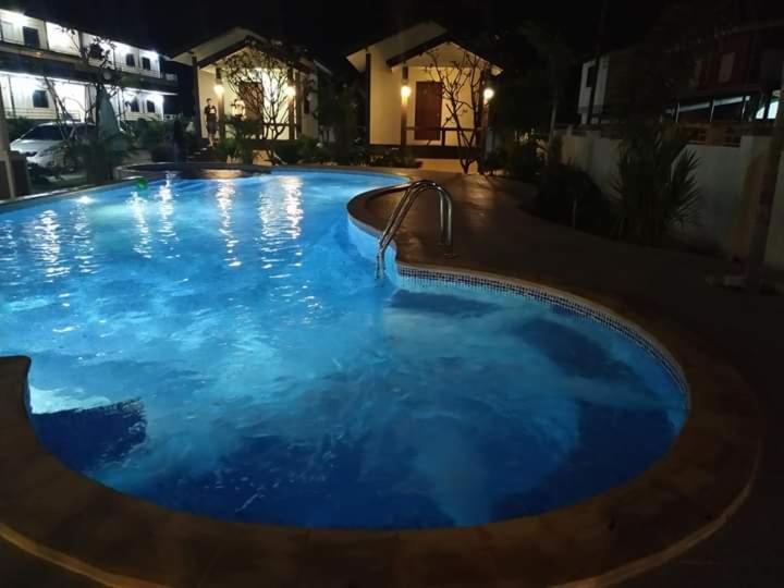 Sunray Guesthouse สุนันท์บ้านพักริมคลอง Uthai Thani Exterior photo