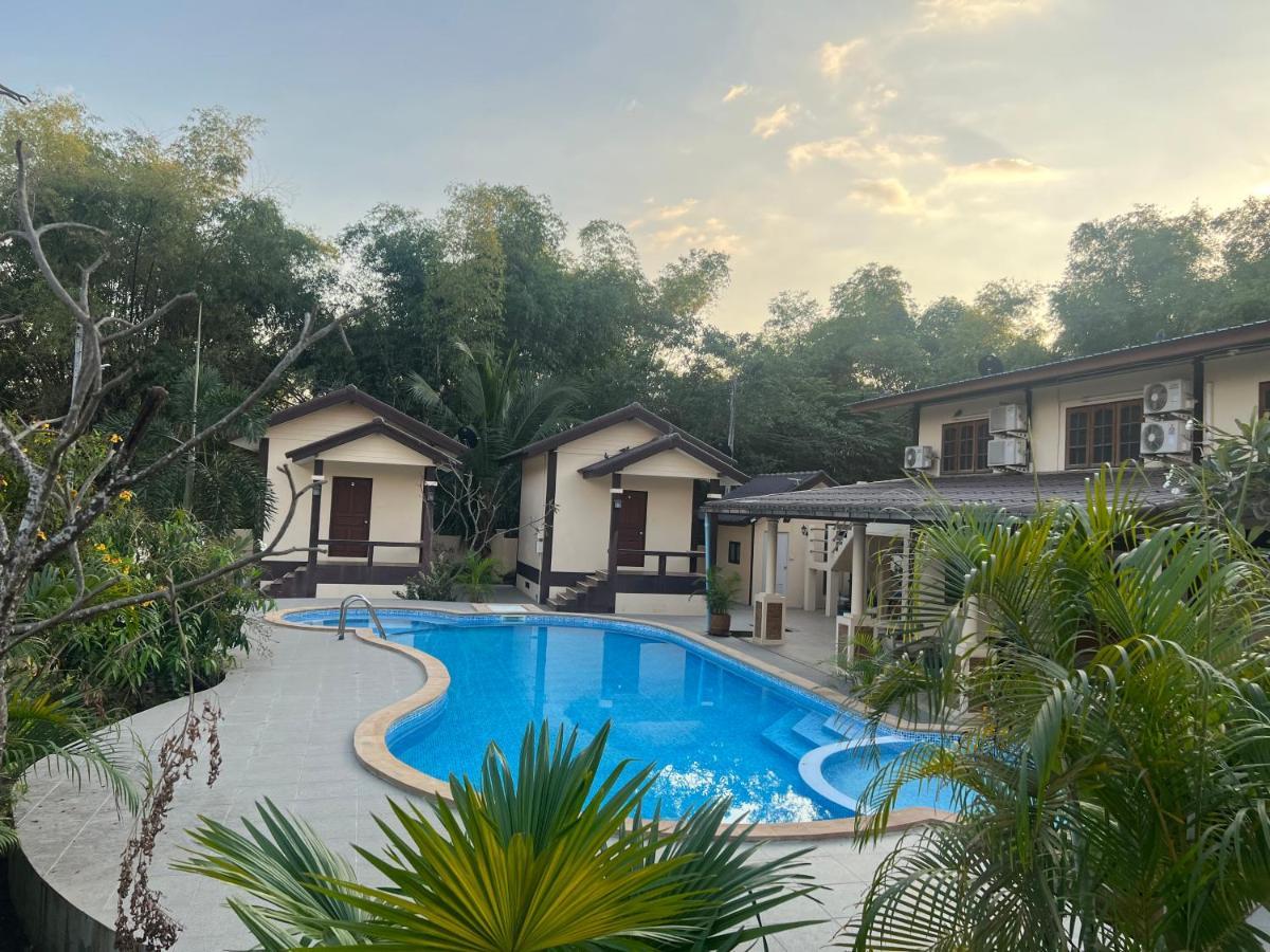 Sunray Guesthouse สุนันท์บ้านพักริมคลอง Uthai Thani Exterior photo